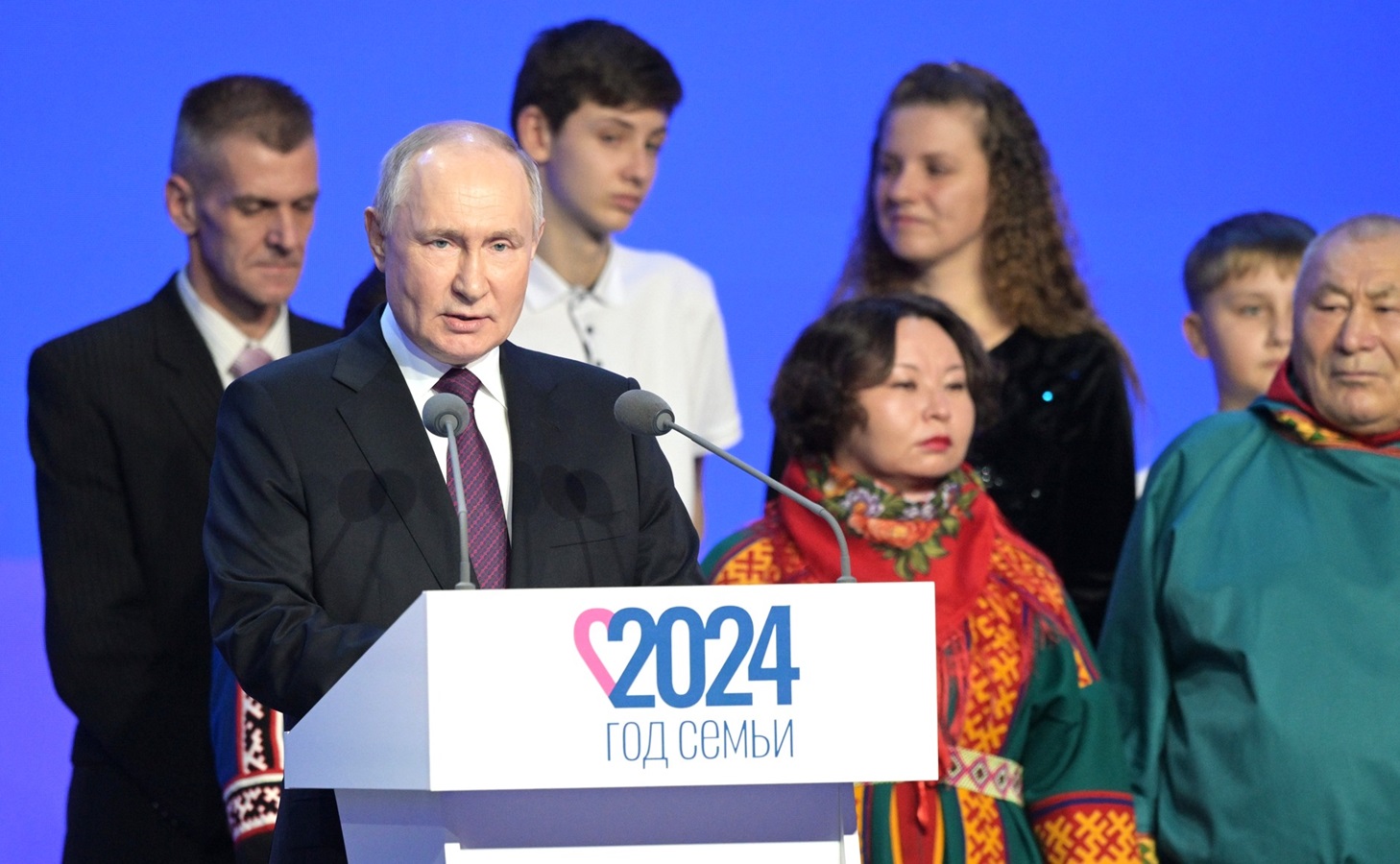 Традиционные ценности: Владимир Путин официально утвердил статус многодетной семьи.